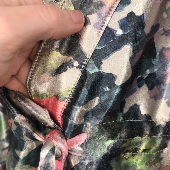 Abstract Floral Satin Duster with *Pockets*!! - Picture 10 of 11